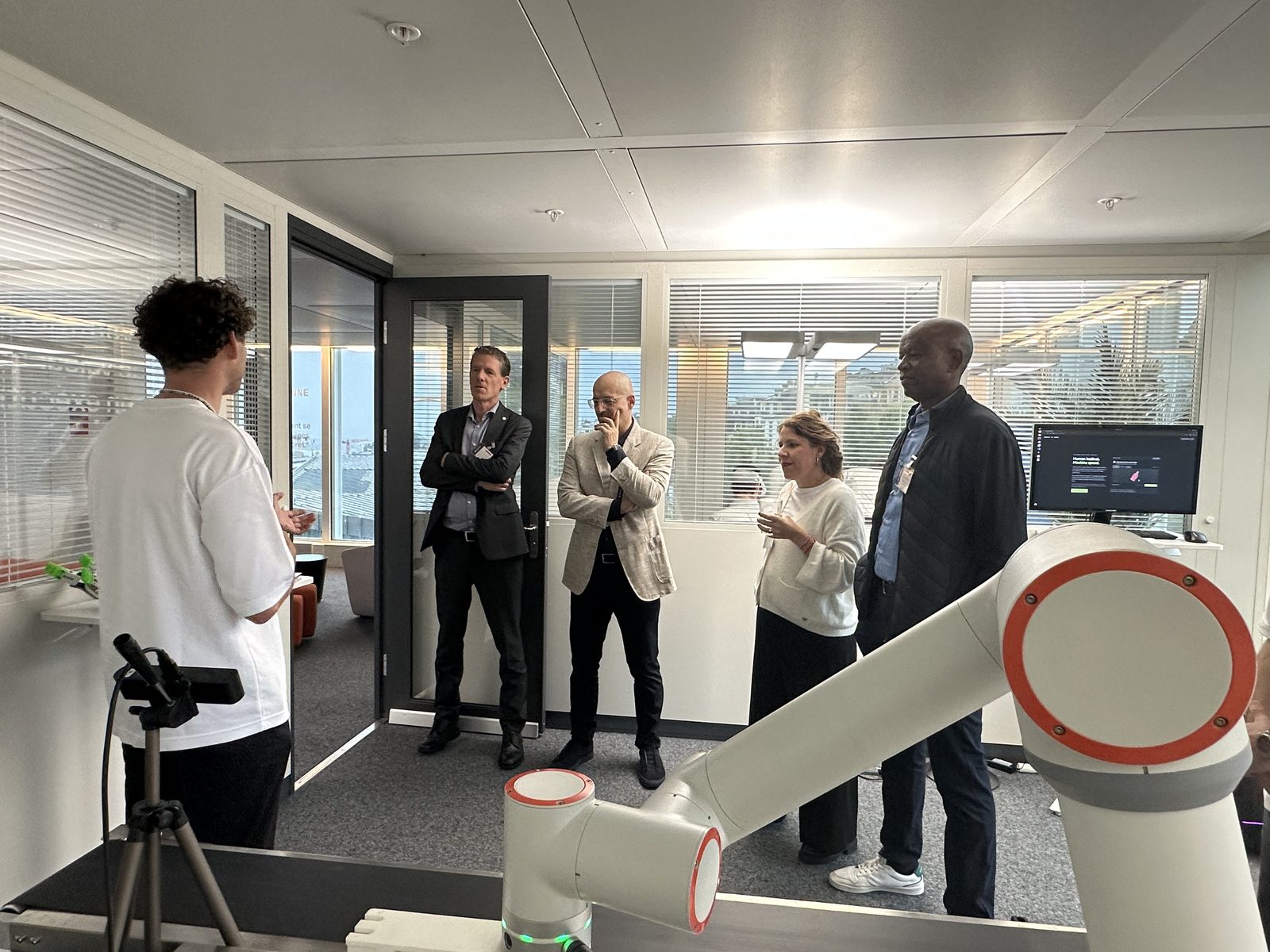 Démonstration du robot de Grip Robotics devant les invités